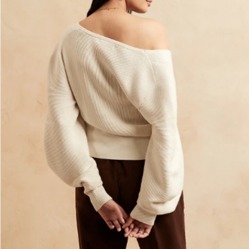 NEW Banana Republic Statement Sleeve V-Neck Sweater In Cream White, Size Large